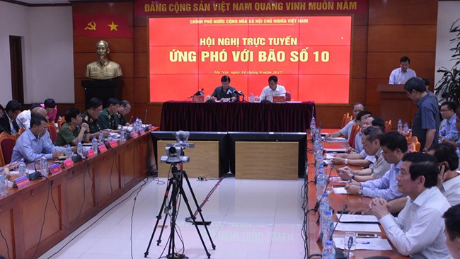 Bão “siêu mạnh” số 10 đang tiếp tục mạnh thêm. Dự  báo sáng mai, vị trí tâm bão trên vùng biển các tỉnh từ Nghệ An đến Quảng Trị. (Thời sự trưa 14/9/2017)